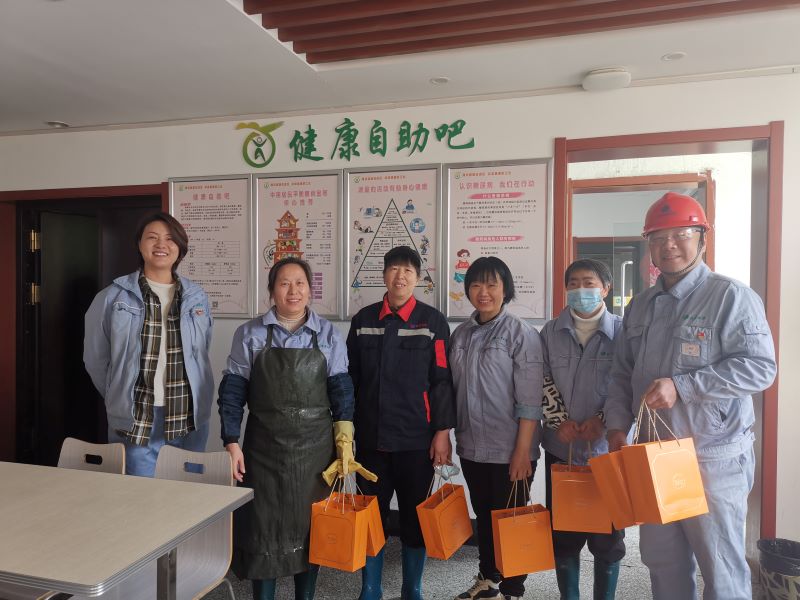 江宇党支部开展了“党建引领绽芳华，暖心送礼送祝福”主题党日活动